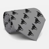 lustige verärgerte schwarze Katze mit Krawatte (Gerollt)