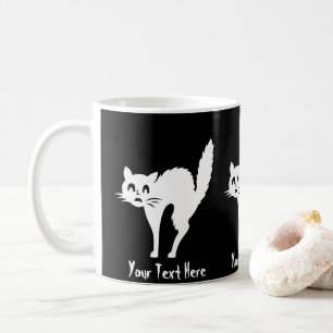 lustige verärgerte weiße Katze mit gewölbtem Kaffeetasse