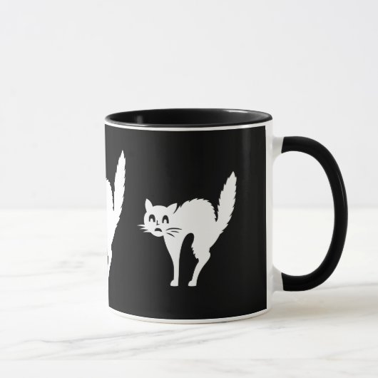 lustige verärgerte weiße Katze mit gewölbtem Tasse (Rechts)