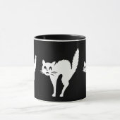 lustige verärgerte weiße Katze mit gewölbtem Tasse (Zentrum)