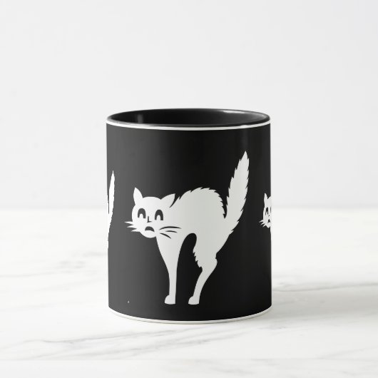 lustige verärgerte weiße Katze mit gewölbtem Tasse (Zentrum)