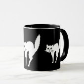 lustige verärgerte weiße Katze mit gewölbtem Tasse (VorderseiteRechts)