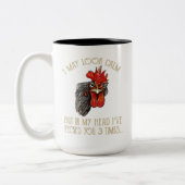 lustige, verrückte Hennenfrau fügt Text hinzu Zweifarbige Tasse (Links)