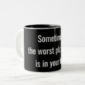 lustige Wahrheit auf schwarzem Hintergrund Zweifarbige Tasse (Vorderseite Links)