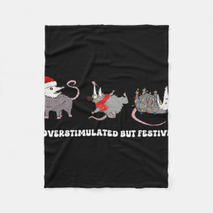 Lustige Weihnachtsmann-Opossums überstimuliert, ab Fleecedecke