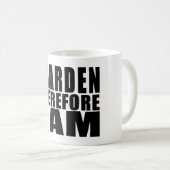 Lustige Zitat-Gartenarbeit: Ich arbeite deshalb Kaffeetasse (VorderseiteRechts)