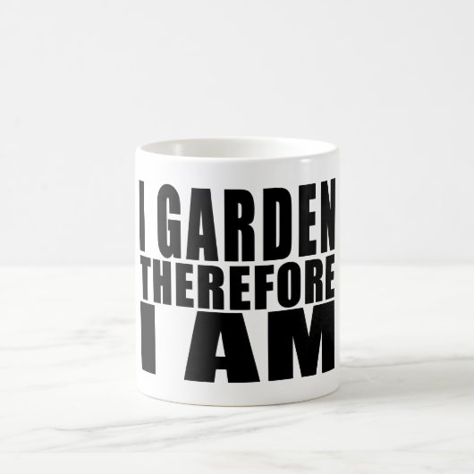 Lustige Zitat-Gartenarbeit: Ich arbeite deshalb Kaffeetasse (Mittel)