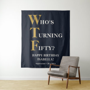 Lustiger 50. Geburtstag WTF Humorvolles Navy Blau Wandteppich