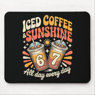 Lustiger 67 Eiskaffee und Sonnenscheintag jeden Ta Mousepad