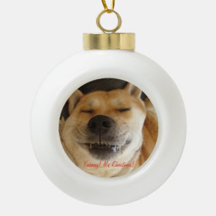 lustiger Akita Hund mit niedlichem Lächeln für Wei Keramik Kugel-Ornament