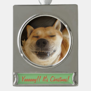 lustiger akita niedlicher Hund lächelt bei Weihna Banner-Ornament Silber