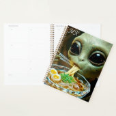 Lustiger Alien, der monogrammierte Ramen-Nudeln is Planer (Anzeige)