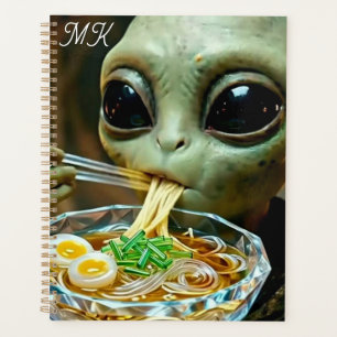 Lustiger Alien, der monogrammierte Ramen-Nudeln is Planer