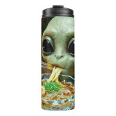 Lustiger Alien, der Ramen-Nudeln isst Thermosbecher (Vorderseite)