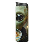 Lustiger Alien, der Ramen-Nudeln isst Thermosbecher (Nach rechts gedreht)