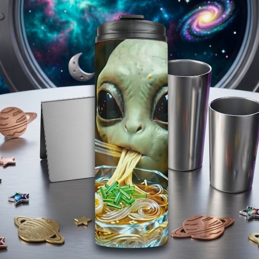 Lustiger Alien, der Ramen-Nudeln isst Thermosbecher