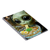 Lustiger Alien, der Ramen-Nudeln mit Monogramm iss Notizblock (Rechte Seite)