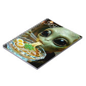 Lustiger Alien, der Ramen-Nudeln mit Monogramm iss Notizblock (Linke Seite)