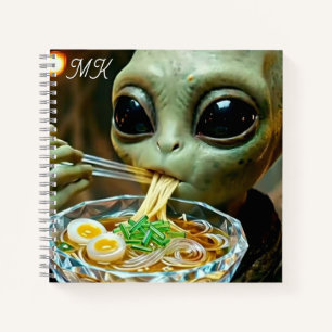 Lustiger Alien isst monogrammierte Ramen-Nudeln Notizblock