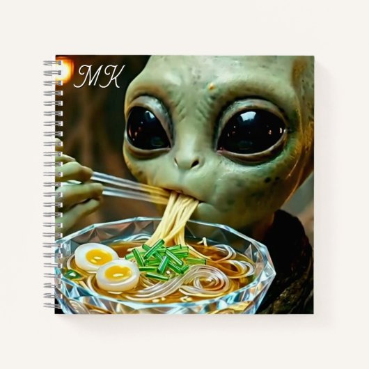 Lustiger Alien isst monogrammierte Ramen-Nudeln Notizblock (Vorderseite)