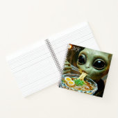 Lustiger Alien isst monogrammierte Ramen-Nudeln Notizblock (Innenseite)