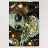 Lustiger Alien isst monogrammierte Ramen-Nudeln Puzzle (Vertikal)