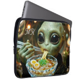 Lustiger Alien isst Ramen-Nudeln mit Monogramm Laptopschutzhülle (Vorne Rechts)