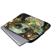 Lustiger Alien isst Ramen-Nudeln mit Monogramm Laptopschutzhülle (Vorne Knopf)