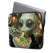 Lustiger Alien isst Ramen-Nudeln mit Monogramm Laptopschutzhülle (Vorderseite Links)