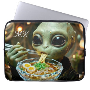 Lustiger Alien isst Ramen-Nudeln mit Monogramm Laptopschutzhülle