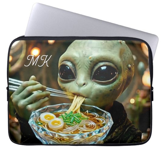 Lustiger Alien isst Ramen-Nudeln mit Monogramm Laptopschutzhülle (Vorderseite)