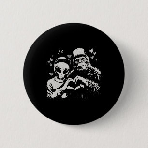 Lustiger Alien und Bigfoot Valentinstag Quirkiger Button