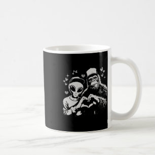 Lustiger Alien und Bigfoot Valentinstag Quirkiger Kaffeetasse