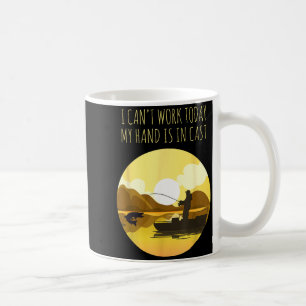 Lustiger Angelfan kann nicht arbeiten, Arm ist in Kaffeetasse