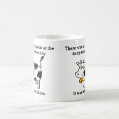 Lustiger Ansturm am Molkerei-Euter-Chaos-Kuh-Witz Kaffeetasse (Mittel)