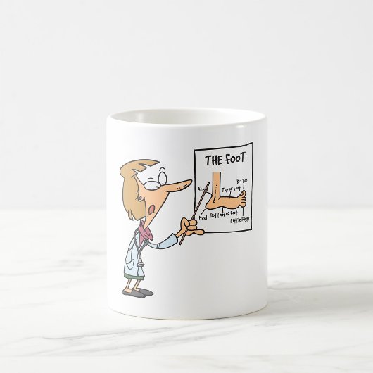 Lustiger Arzt unterrichtet Fußanatomie Kaffeetasse