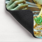 Lustiger Außerirdischer, der Ramen-Nudeln isst Mousepad (Ecke)