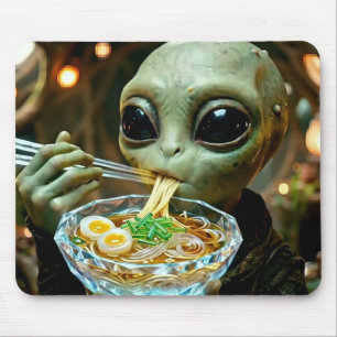 Lustiger Außerirdischer, der Ramen-Nudeln isst Mousepad
