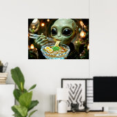 Lustiger Außerirdischer, der Ramen-Nudeln isst Poster (Heimbüro)