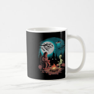 Lustiger Außerirdischer und Bigfoot beim Wandern M Kaffeetasse