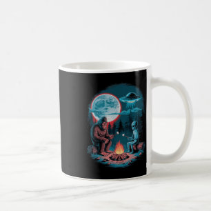 Lustiger Außerirdischer und Bigfoot beim Wandern M Kaffeetasse
