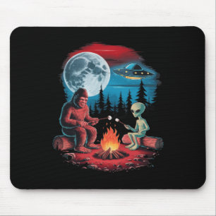 Lustiger Außerirdischer und Bigfoot beim Wandern M Mousepad