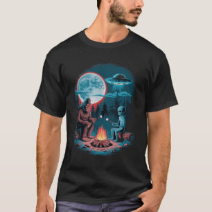 Lustiger Außerirdischer und Bigfoot wandern Mond S T-Shirt