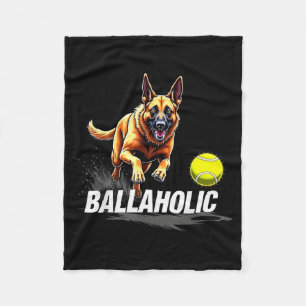 Lustiger Ballaholiker Belgischer Schäferhund jagt  Fleecedecke