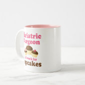 Lustiger Bariatric Chirurg Zweifarbige Tasse (Vorderseite Links)