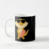 Lustiger Bartagame mit Sonnenbrille spielt Disc Kaffeetasse (Links)