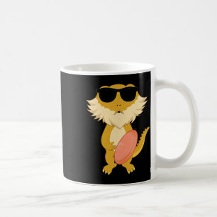 Lustiger Bartagame mit Sonnenbrille spielt Disc Kaffeetasse