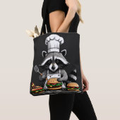 Lustiger BBQ-Waschbär dreht Burger um Tasche (Von Nahem)