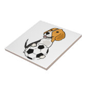 Lustiger Beagle, der Fußball spielt Fliese (Seite)