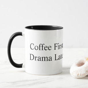 Lustiger Becher Kaffee zuerst, dann Drama Sarkas Tasse